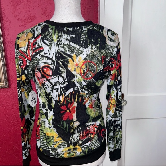 Womens pullover top graffiti print size small NWT - Picture 4 of 8